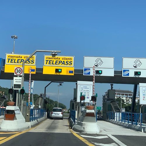 Viaggia a scrocco accodandosi ai veicoli con Telepass, anziano non paga 4mila euro di pedaggi 