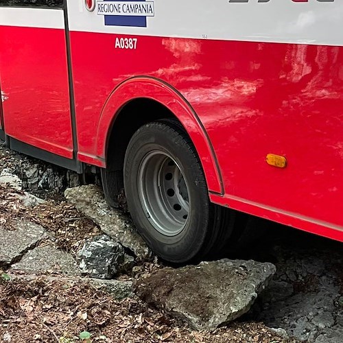 Vico Equense, crolla parte di strada: autobus incastrato e paura tra i passeggeri