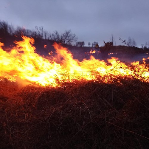 incendio a Monte Comune<br />&copy; A.V.F. Associazione Volontari del Faito-ODV