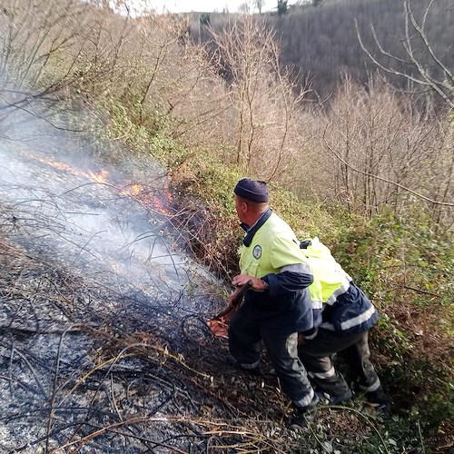 incendio a Monte Comune<br />&copy; A.V.F. Associazione Volontari del Faito-ODV