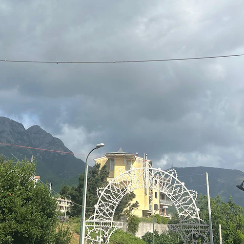 Vietri sul Mare, il forte vento strappa il panno della Madonna di Costantinopoli