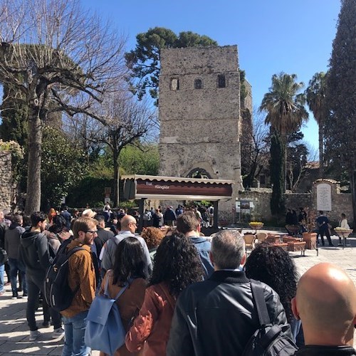 Villa Rufolo invasa da visitatori: successo per l'iniziativa con file lunghissime all’ingresso