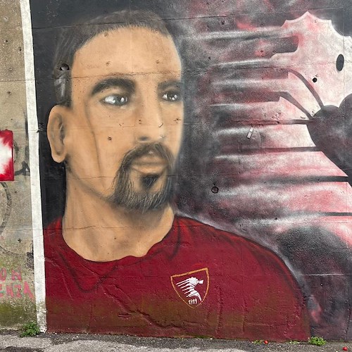 Vincenzo Milite immortalato davanti al murales dedicato a Franck Ribéry /foto