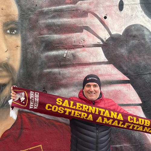 Vincenzo Milite immortalato davanti al murales dedicato a Franck Ribéry /foto