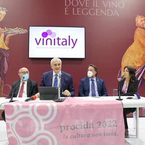 Vinitaly, Caputo lancia il modello Campania: «Vitigni autoctoni, enoturismo e branding regionale per competere sui mercati esteri»