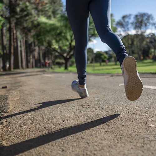 Violentata al parco mentre fa jogging, donna denuncia stupro nel Milanese. Si indaga 