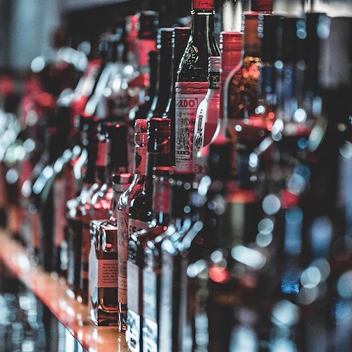 Vodka contraffatta, giro d’affari di oltre 1 milione di euro: sequestri anche nelle province di Napoli e Salerno 