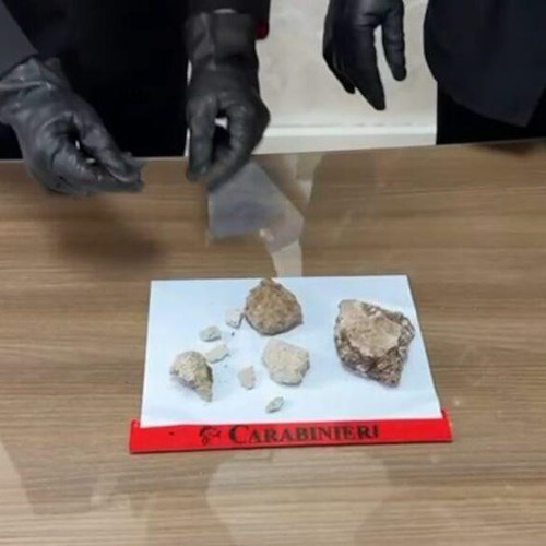 Voleva souvenir dagli scavi di Pompei: pensionato tenta di portare via pietre antiche nello zaino