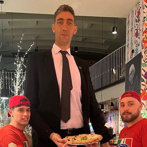Vomero: la pizzeria di Gino Sorbillo accoglie Sultan Kösen, l'uomo più alto del mondo<br />&copy; Gino Sorbillo