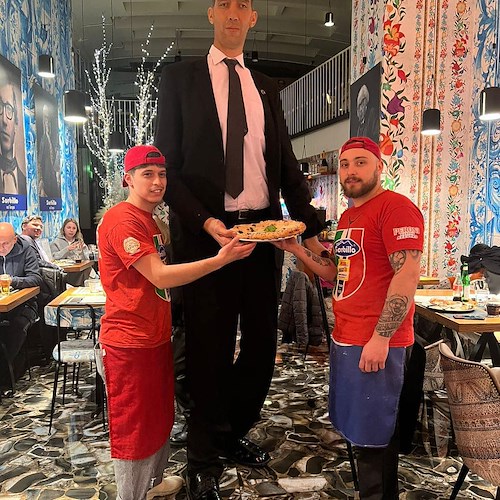 Vomero: la pizzeria di Gino Sorbillo accoglie Sultan Kösen, l'uomo più alto del mondo<br />&copy; Gino Sorbillo