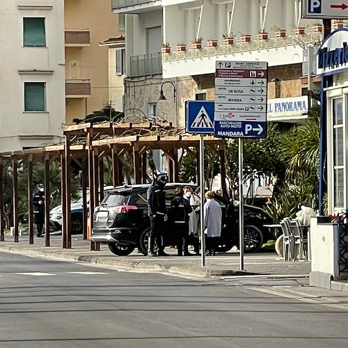 Week end con traffico intenso in Costa d'Amalfi. A Maiori Suv scambia pavimentazione marciapiede per strisce bianche /Foto