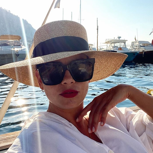 Weekend a Capri per Emma Marrone, i fan la attendono a Positano