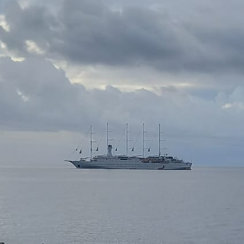 "Wind Surf" torna in Costiera Amalfitana, il gigantesco veliero di 15mila tonnellate nelle acque di Amalfi 