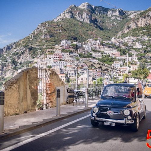 XI Meeting Fiat 500: le auto d’epoca si riuniscono a Positano per il Memorial “Tonino Ercolano”