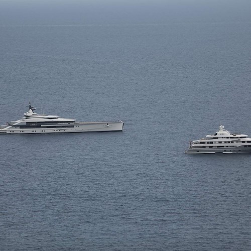 Yacht di lusso al largo di Positano: tra questi c'è "Bravo Eugenia" del magnate Jerry Jones 