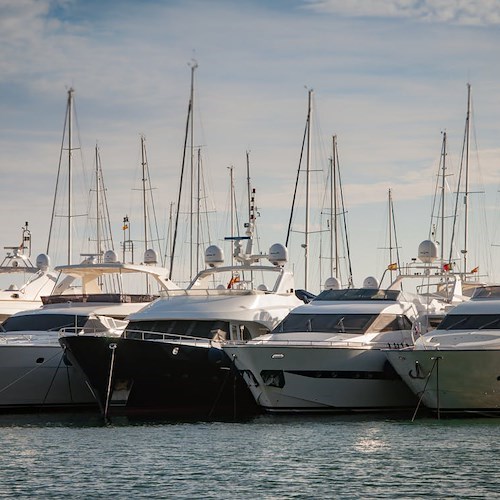 Yacht sugli scogli, un morto e feriti gravi. Tragedia a Porto Cervo