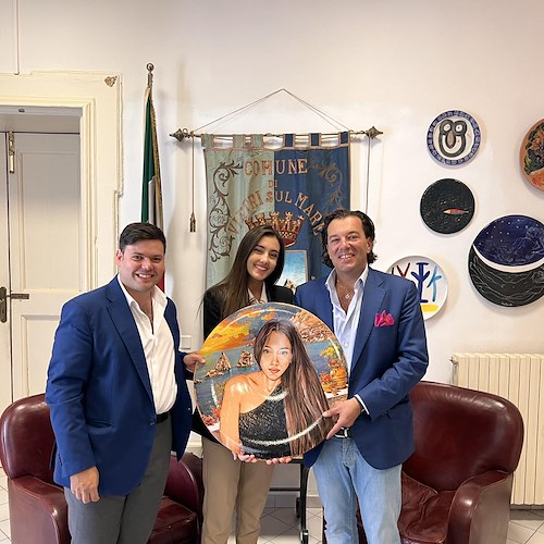 Zeudi di Palma fa ritorno a Vietri sul Mare: per Miss Italia 2021 un piatto di ceramica con il suo ritratto