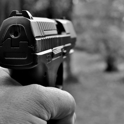 Zurigo, terrapiattista no vax rapisce esperto dei vaccini Berger: ucciso durante sparatoria 