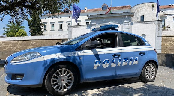 Acerra, si nasconde nell'armadio per sfuggire alla polizia: straniero arrestato per fabbricazione di documenti falsi