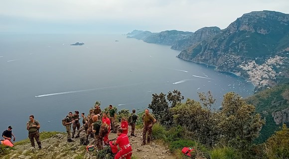 Agerola, Battaglione Trasmissioni Vulture impegnato in un’esercitazione lungo il Sentiero degli Dei