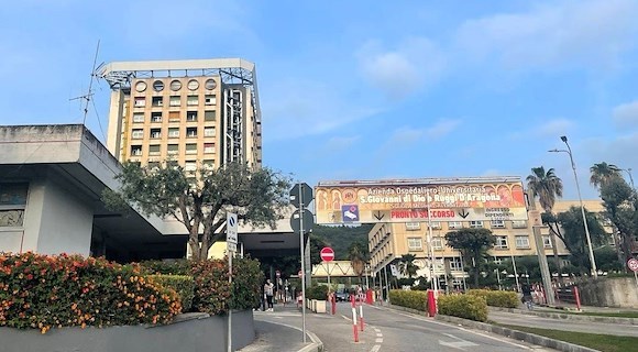Anziano bloccato da tre giorni su una barella al “Ruggi” di Salerno: la denuncia di Polichetti (Udc) 