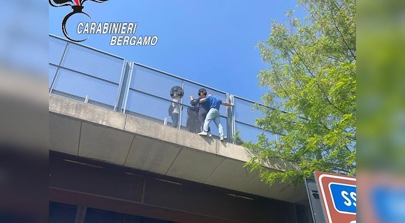 Carabiniere eroe salva una donna da un gesto estremo sul cavalcavia della Statale 42