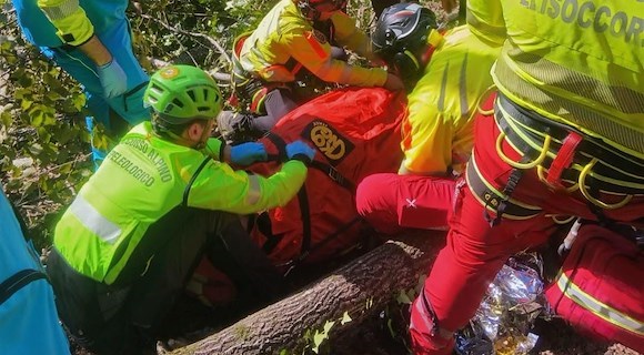 Colpito da grosso ramo durante la potatura: operaio boschivo soccorso dal CNSAS a Montella 