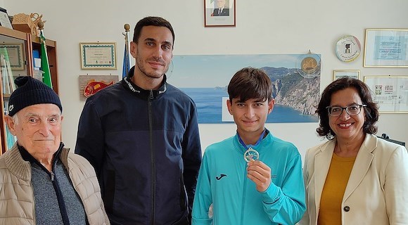 Da bronzo a argento: a Positano Michele Auriemma riceve la medaglia corretta dopo le finali nazionali di canoa