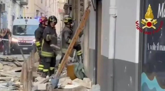 Esplosione nel centro di Napoli: un morto e quattro feriti 