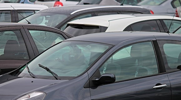 Estorceva denaro ai turisti: arrestato parcheggiatore abusivo a Napoli 