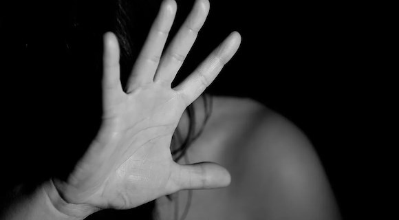 Getta acido contro la moglie e poi la aggredisce fisicamente: orrore a Castellammare 
