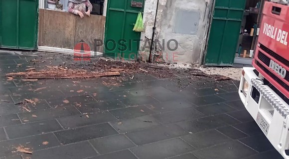 Maiori, asse di legno si stacca da un'impalcatura e cade in strada. Nessun ferito 