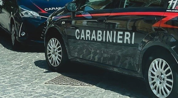 Mondragone, scopre il genero con l'amante e minaccia di dargli fuoco 