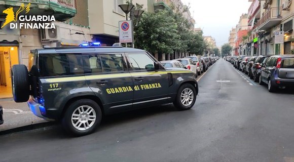 Napoli, fermato in auto con oltre 300 grammi di stupefacenti tra hashish e marijuana: arrestato 41enne