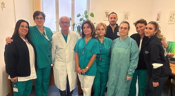 Napoli, si presenta all'Ospedale Pellegrini con dolore toracico: aveva un tappo di bottiglia bloccato nell'esofago!