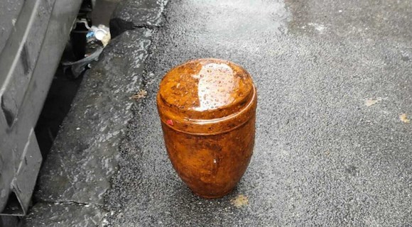 Napoli, sorpresa al Rione Traiano: spunta un'urna funeraria abbandonata 