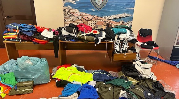 Napoli, vendeva capi d’abbigliamento con marchi contraffatti al mercato: denunciato