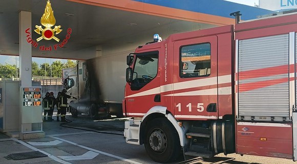 Paura a Baronissi Est, camion prende fuoco durante il pieno: incendio domato 