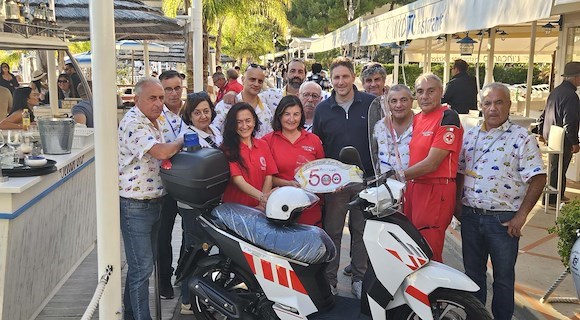 Positano, presentato il motorino della CRI: utile contro il traffico e per il trasporto dei farmaci salva vita 