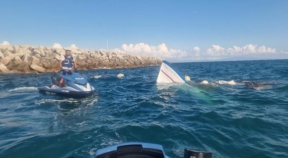 Salerno, doppio salvataggio in mare della Polizia di Stato durante la processione nautica 