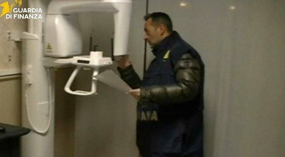 Scoperto falso dentista all’interno di uno studio autorizzato a Bergamo, operava dal 2021: quattro denunciati 