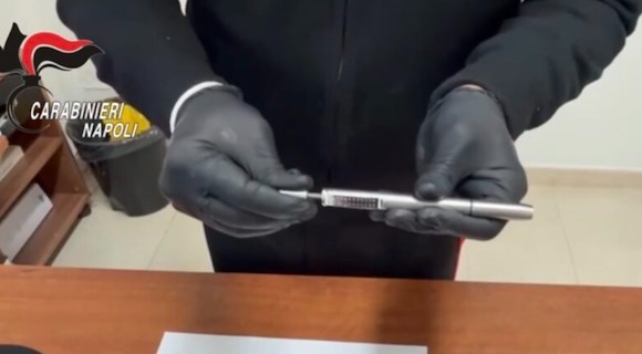 Traffico di armi a Napoli, i Carabinieri scoprono "penne-pistola" e un vero arsenale in casa di un 27enne