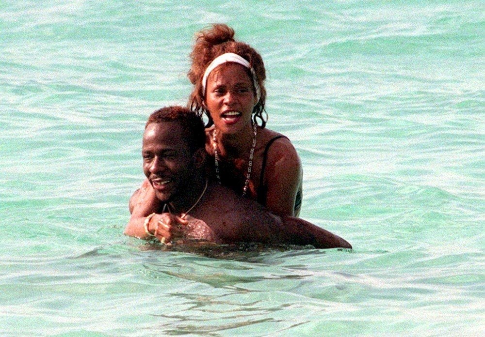 Quando Whitney Houston tornò dalla luna di miele in Costa d'Amalfi con una lunga cicatrice in volto - Positano Notizie