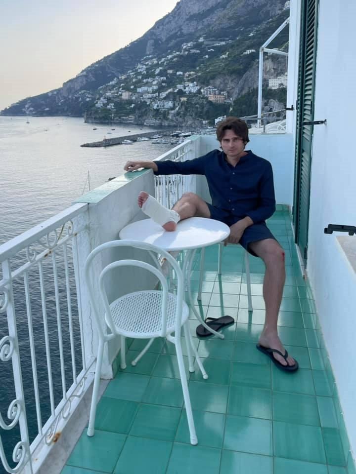 Positano Notizie Angelo Duro si rilassa (e cade) in Costiera