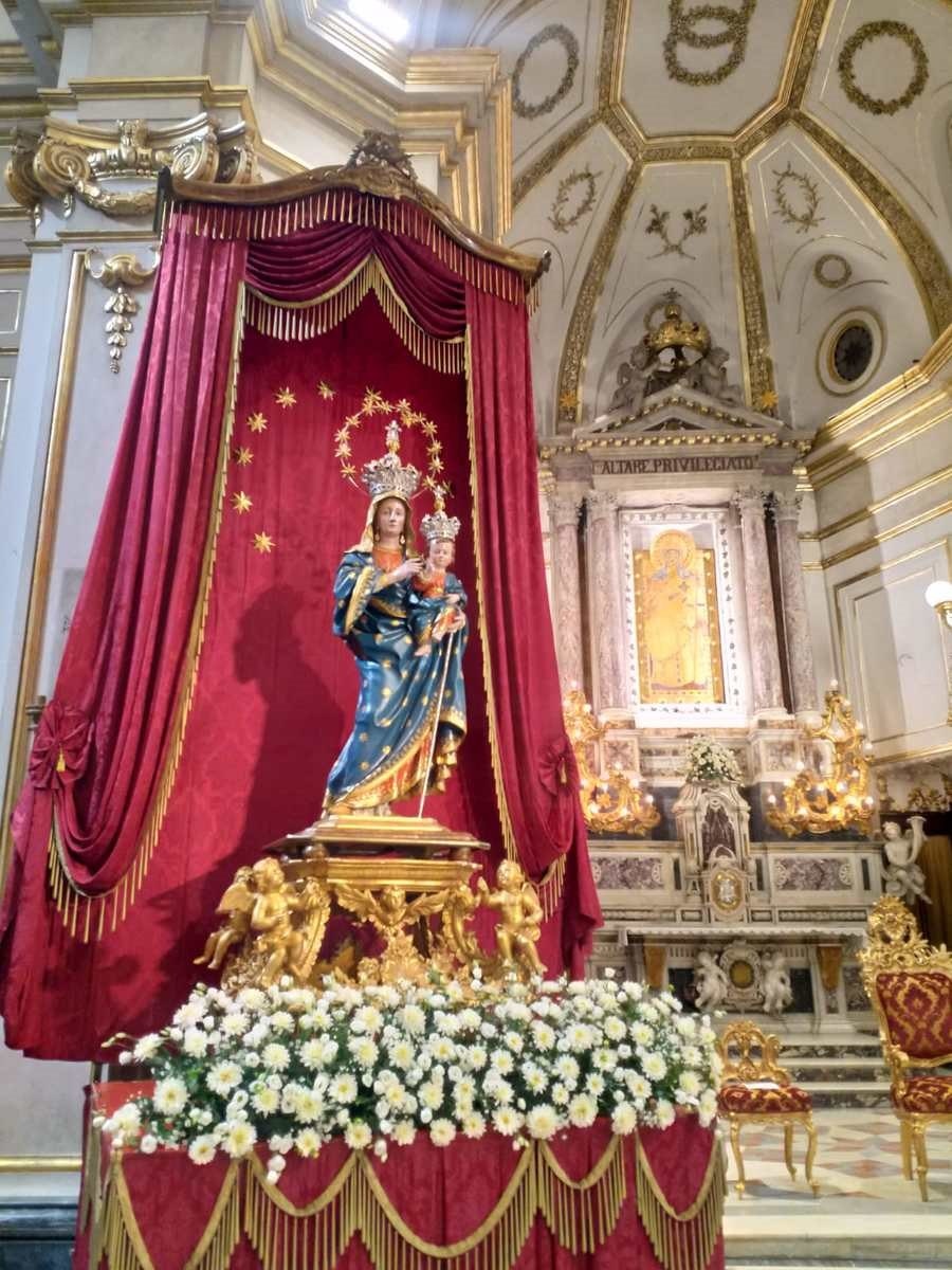 Positano Notizie - Positano. La Madonna Assunta resta in Chiesa per  proteggere la città verticale. Un gesto semplice per infondere coraggio  alla comunità fortemente provata /Foto /Preghiera